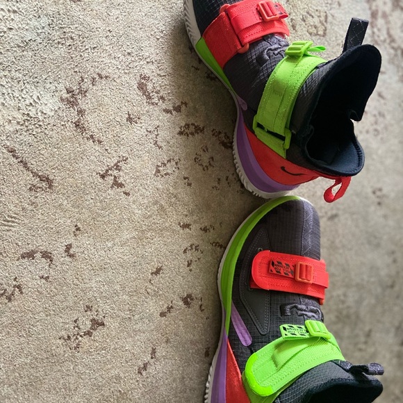 NIKE AR4225-002 LEBRON SOLDIER 13 THUNDER BRIGHT CRIMSON ELECTRIC GREEN, size 7 - Picture 8 of 9